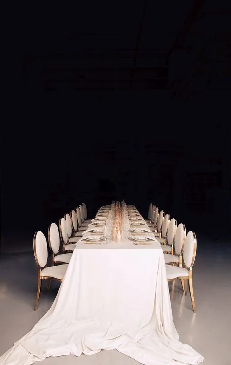 Айвори сервировка за длинным прямоугольным столом