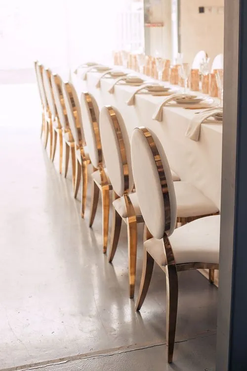 Айвори сервировка за длинным прямоугольным столом