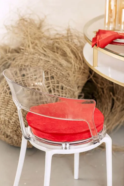 Акцентные сеты за круглым столом