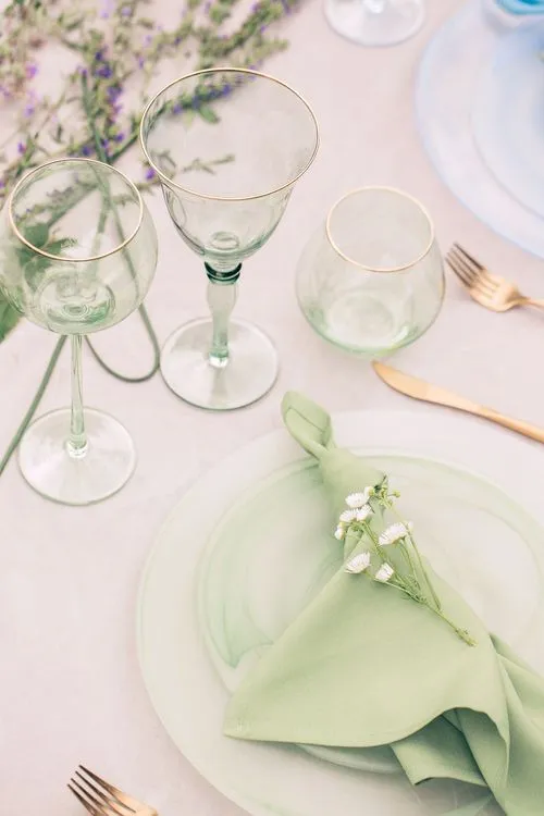 Акварельные оттенки за прямоугольным столом