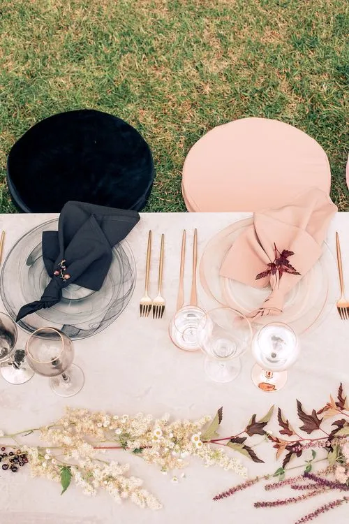 Акварельные оттенки за прямоугольным столом