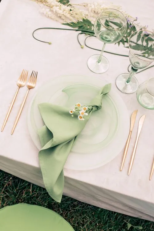 Акварельные оттенки за прямоугольным столом