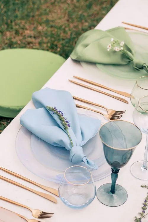 Акварельные оттенки за прямоугольным столом