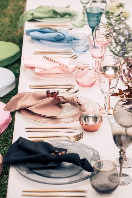 Акварельные оттенки за прямоугольным столом