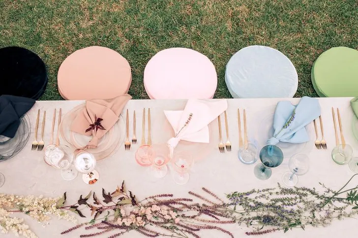 Акварельные оттенки за прямоугольным столом