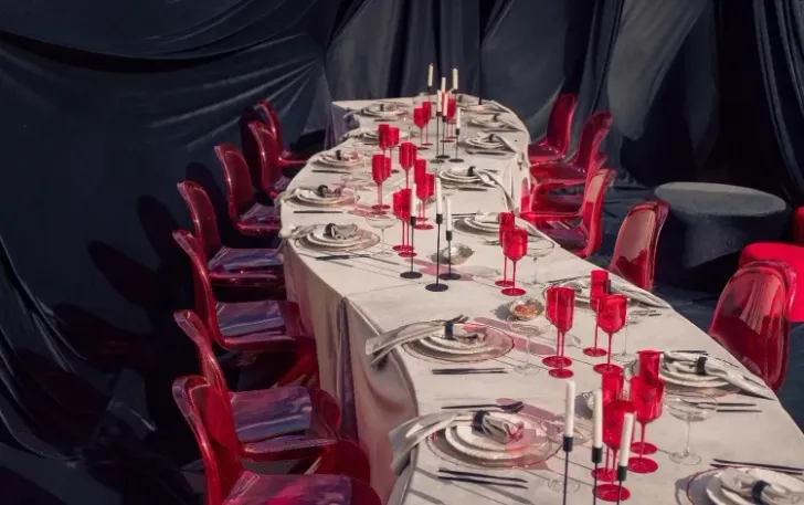 Бархатная волна с красными акцентами