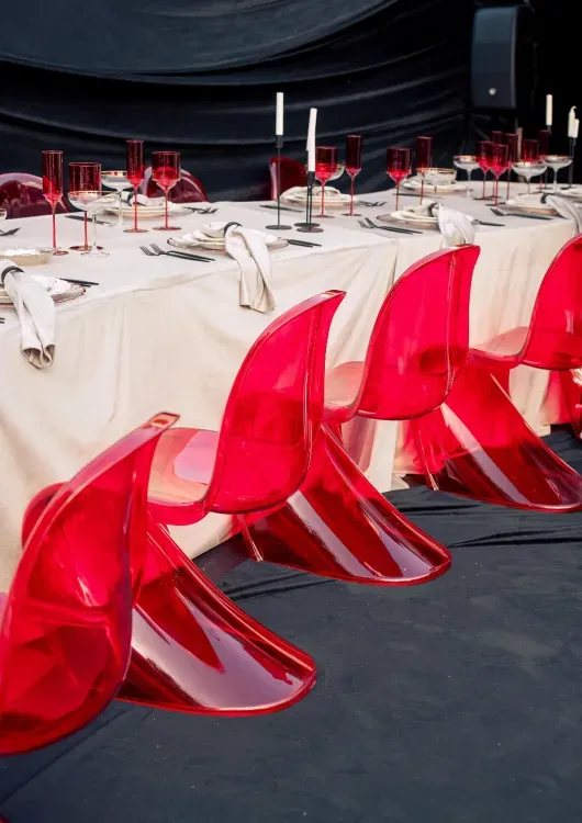 Бархатная волна с красными акцентами