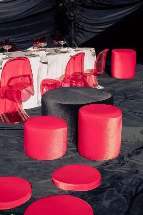 Бархатная волна с красными акцентами