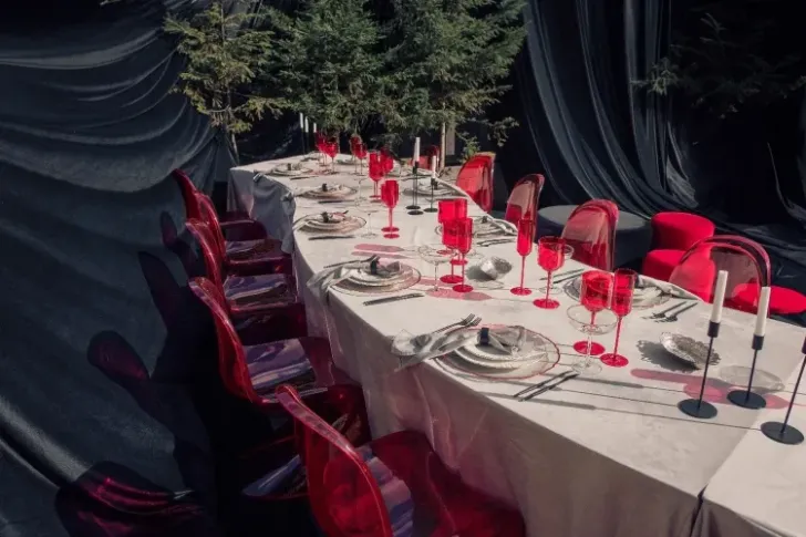 Бархатная волна с красными акцентами