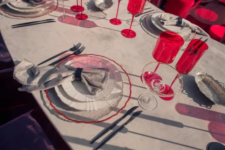 Бархатная волна с красными акцентами