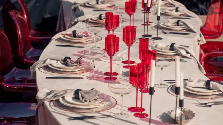 Бархатная волна с красными акцентами