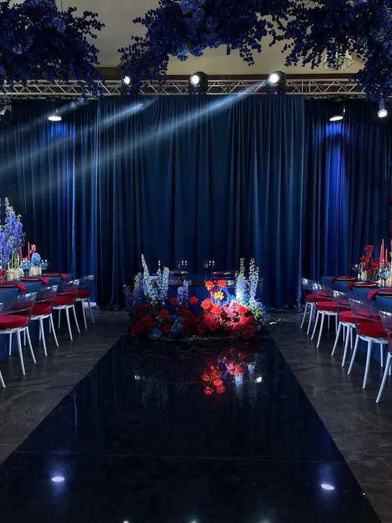 Бархатный сет с красными акцентами