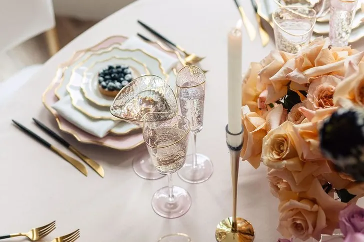 Бело-розовый сет за круглым столом