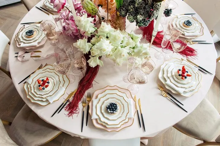 Бело-розовый сет за круглым столом