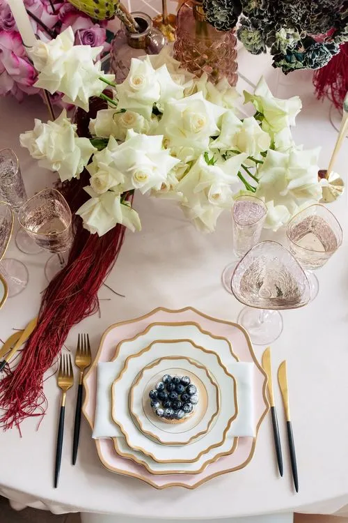 Бело-розовый сет за круглым столом