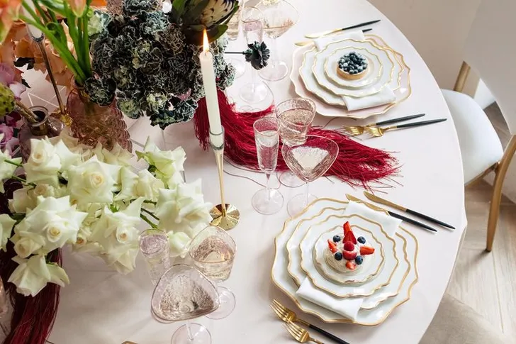 Бело-розовый сет за круглым столом