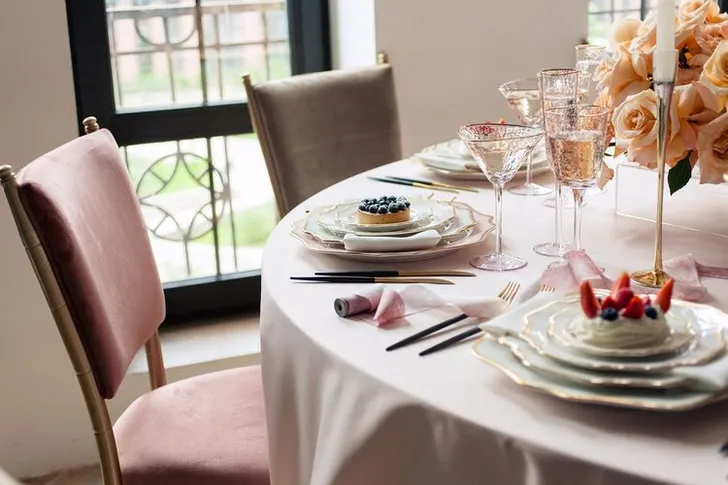 Бело-розовый сет за круглым столом