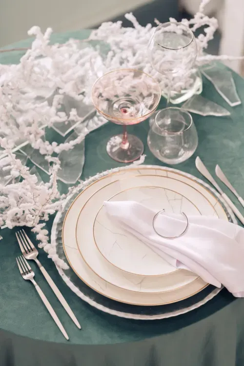Бело-золотой сет и ментоловый бархат за круглым столом