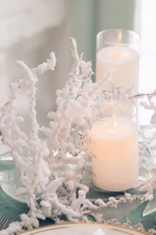 Бело-золотой сет и ментоловый бархат за круглым столом