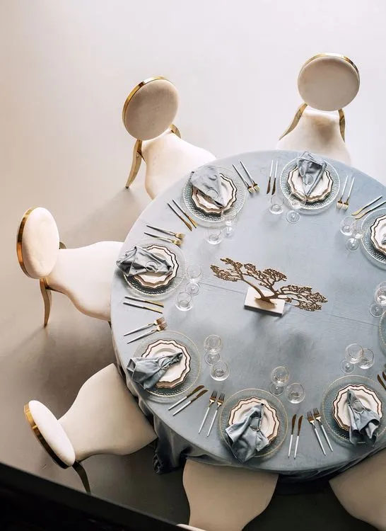 Бело-голубой сет за круглым столом