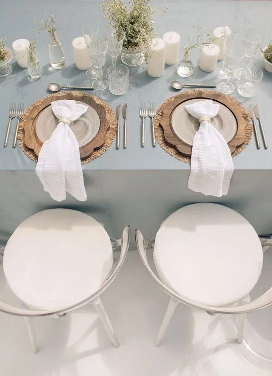 Бело-голубой сет за прямоугольным столом