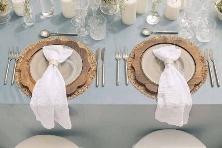 Бело-голубой сет за прямоугольным столом