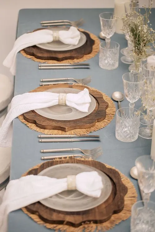 Бело-голубой сет за прямоугольным столом