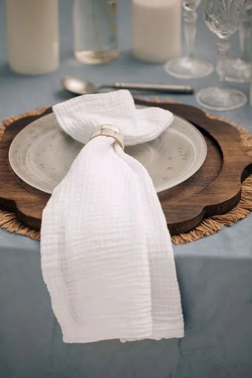 Бело-голубой сет за прямоугольным столом