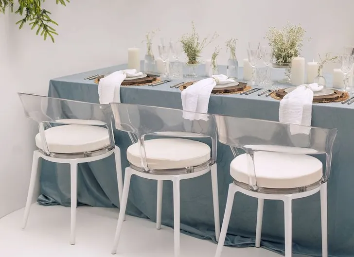 Бело-голубой сет за прямоугольным столом