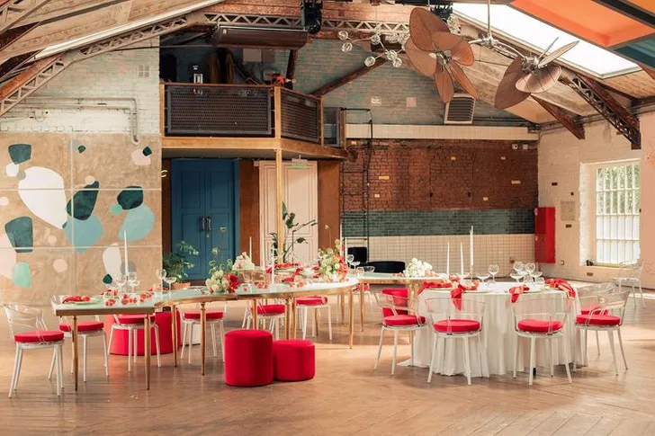 Бело-красный сет за столом-волна