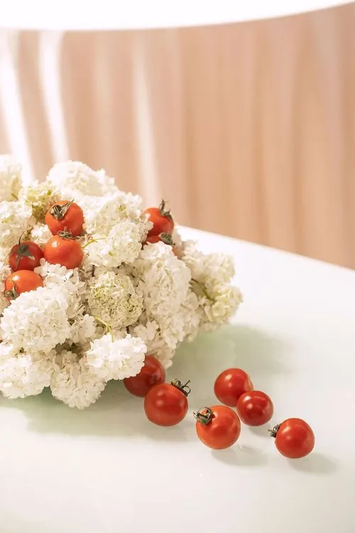 Бело-красный сет за столом-волна