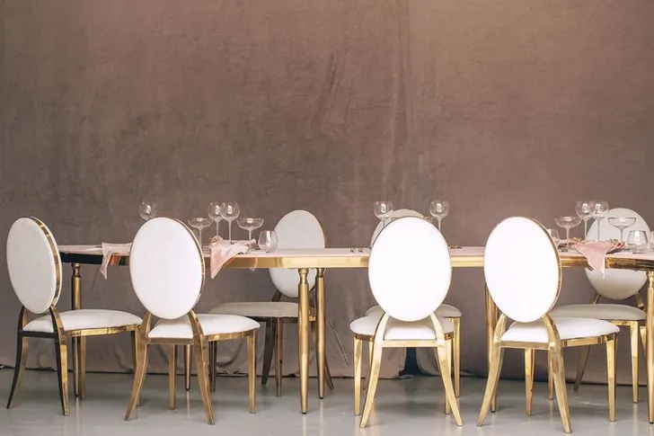 Бело-розовый сет за столом волна