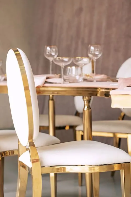 Бело-розовый сет за столом волна