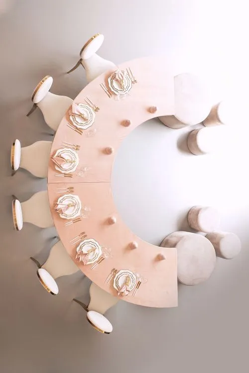 Бело-розовый сет за столом волна