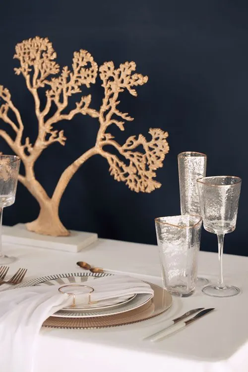 Белый сет с золотыми акцентами за прямоугольным столом