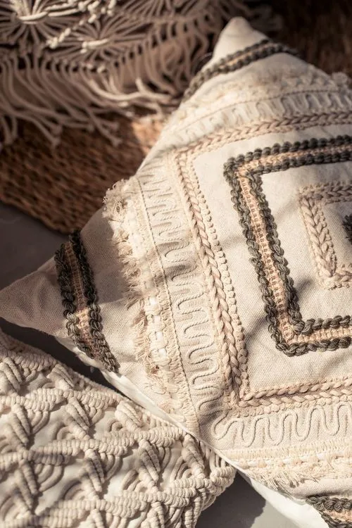 Бежевый бохо-сет с пуфами