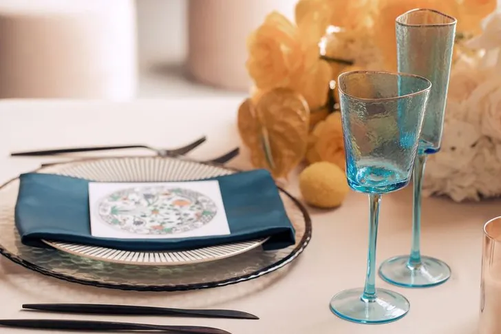 Бежевый сет с синими акцентами