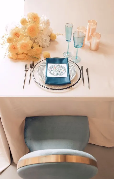 Бежевый сет с синими акцентами