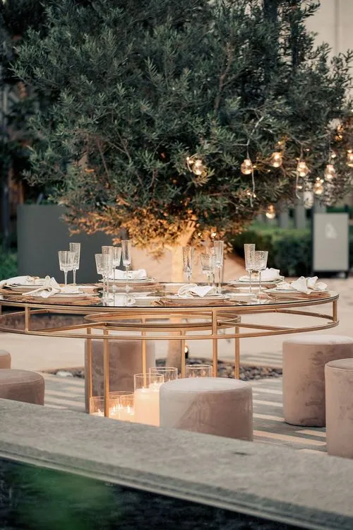 Бежевый сет со свечами за круглым столом