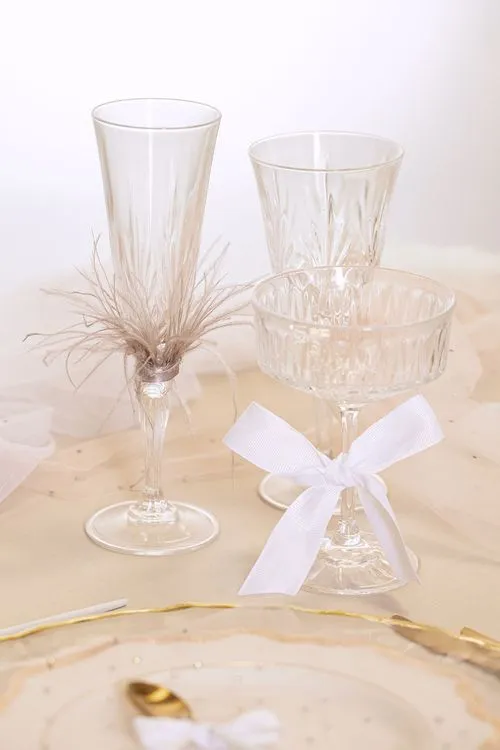 Бежевый сет за прямоугольным столом