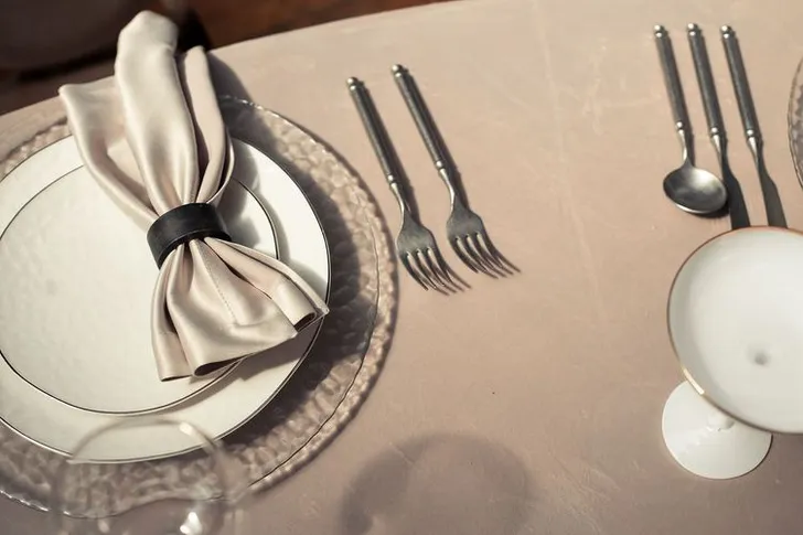 Бежевый стол-подкова