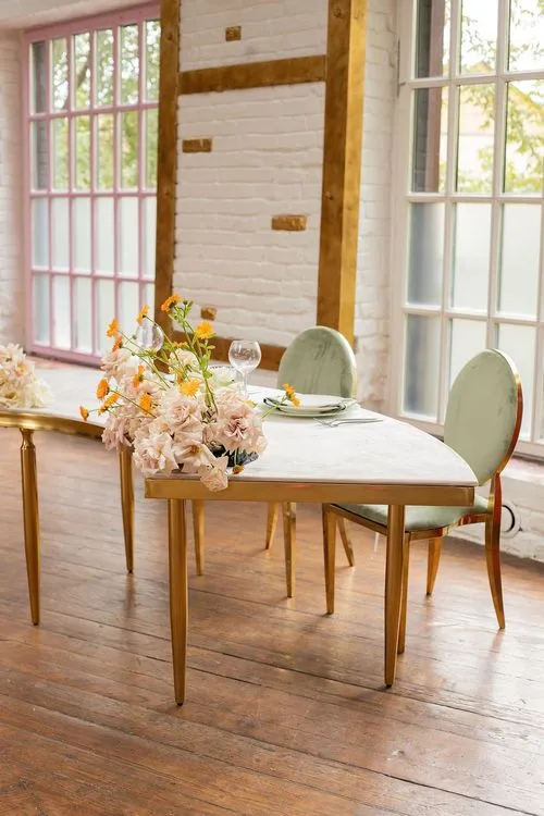 Бежевый стол-волна на двоих