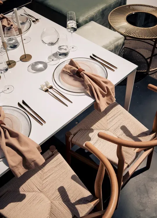 Бежевый сет с бохо акцентами за белым прямоугольным столом