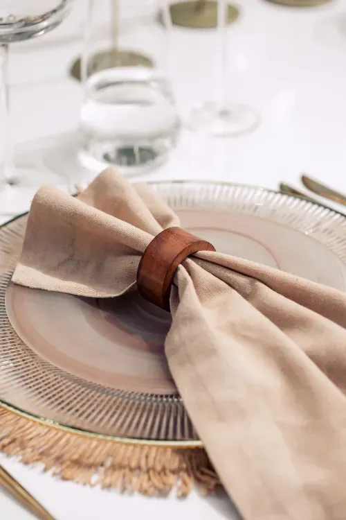 Бежевый сет с бохо акцентами за белым прямоугольным столом