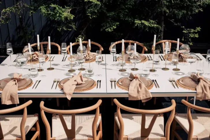 Бежевый сет с бохо акцентами за белым прямоугольным столом