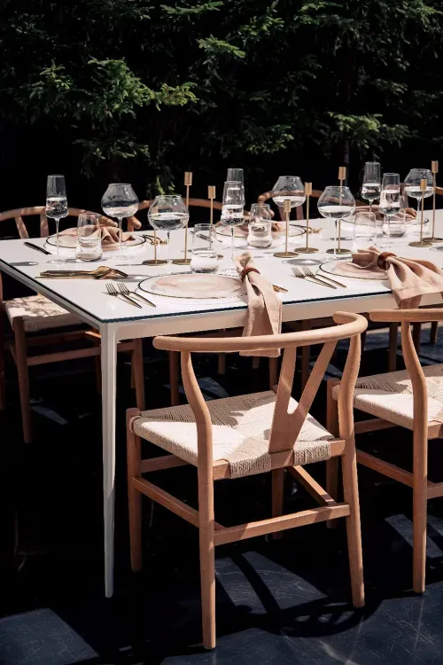 Бежевый сет с бохо акцентами за белым прямоугольным столом