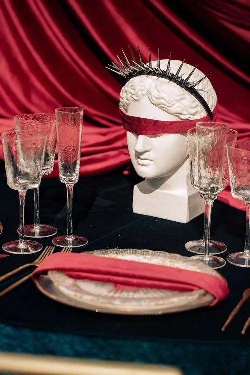 Бордово-изумрудный сет за круглым столом