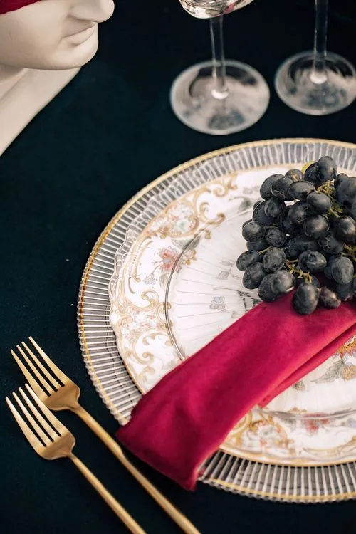 Бордово-изумрудный сет за круглым столом