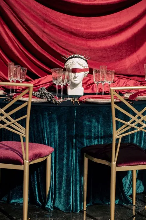 Бордово-изумрудный сет за круглым столом