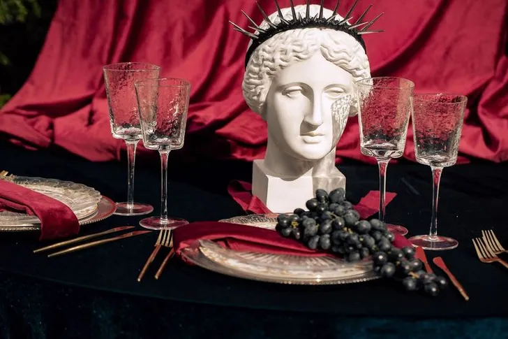 Бордово-изумрудный сет за круглым столом